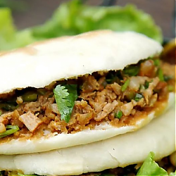陜西西安特色小吃臘汁肉夾饃
